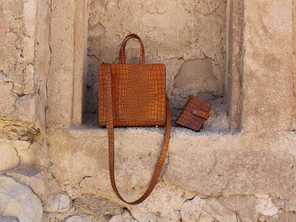 کیف روی شونه ایی هانا